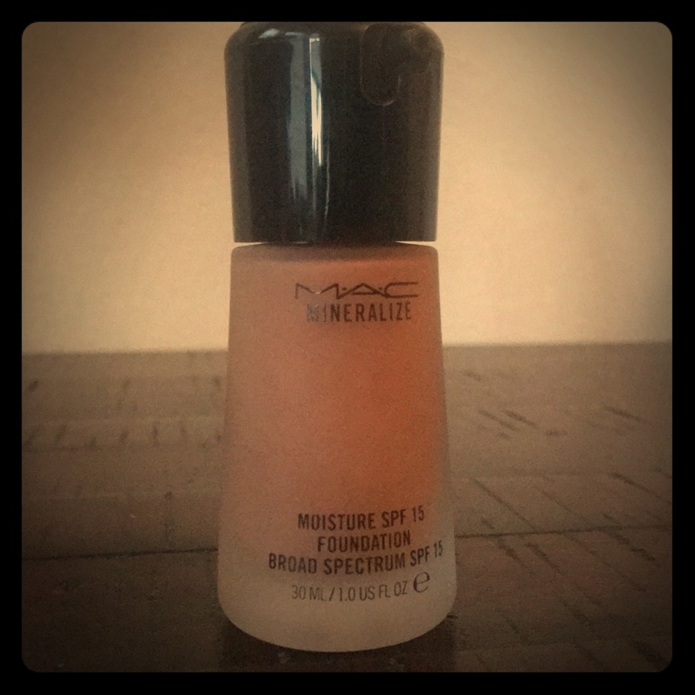 Mac Cosmetics Mineralize Liquid Foundation